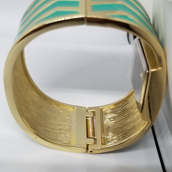 Cuff Bracelet Watch - Picture 4 of 4